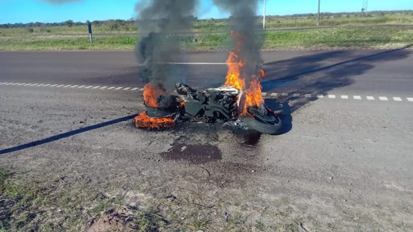 CHACO: Se Le Incendió La Moto En Plena Ruta 16, Logró Escapar
