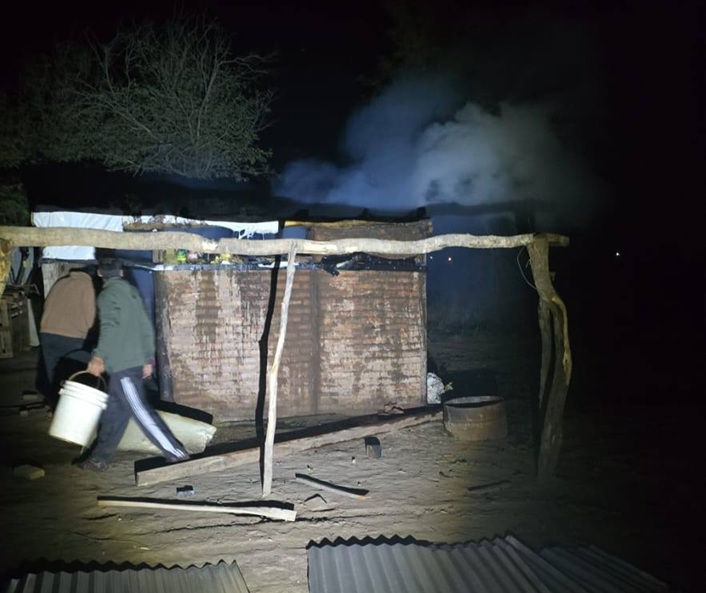 PAMPA DEL INFIERNO: Un Descuido Con Una Vela Provocó Un Grave Incendio En Una Vivienda