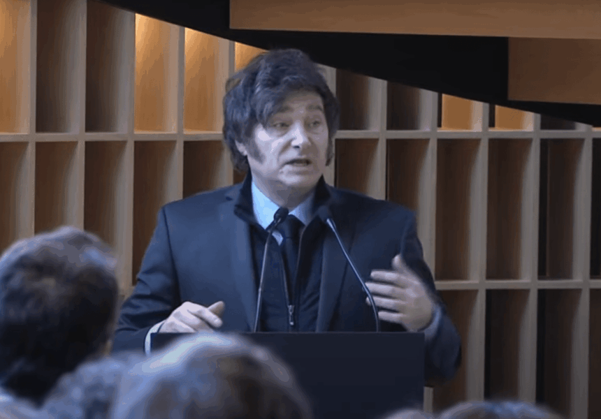 Javier Milei reapareció en un acto, sin mención al escándalo y junto a Karina