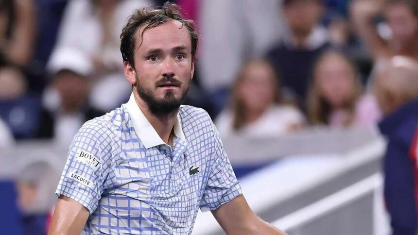 El episodio de furia de Daniil Medvedev en el US Open: un cruce con el juez de silla por un camarógrafo y una raqueta rota