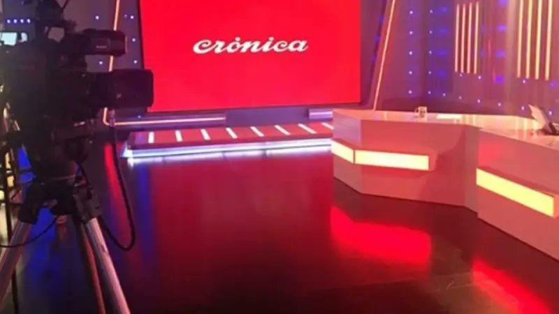 Operativo policial en la puerta de Crónica TV: un hombre con un cuchillo ingresó al canal por la fuerza