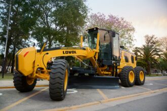 Fortaleciendo La Red Vial: El Gobernador Zdero Entregó Una Nueva Maquinaria Al Consorcio Caminero N°14 De Charata