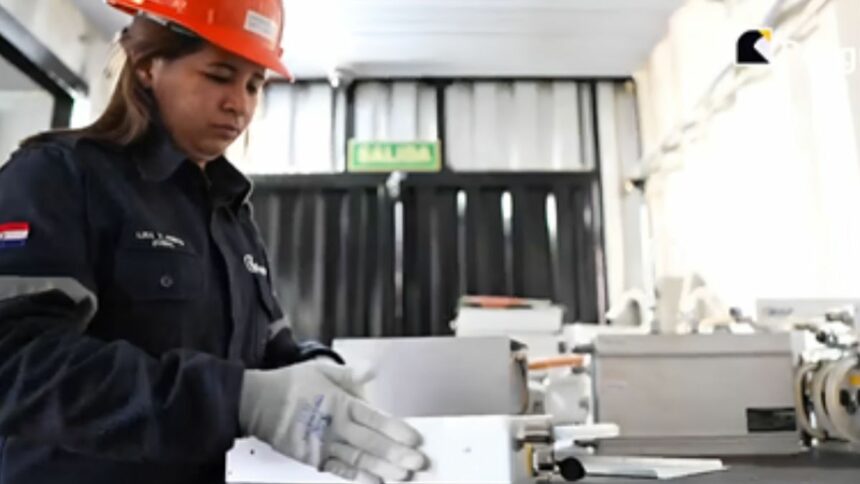 Más allá de los mineros: esta entusiasta repara ASIC y enseña sobre Bitcoin a los niños de Paraguay