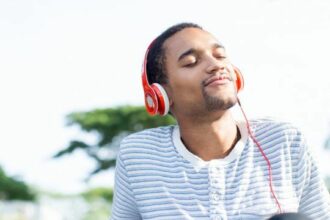 Qué tipo de música escuchan las personas inteligentes, según la Inteligencia Artificial