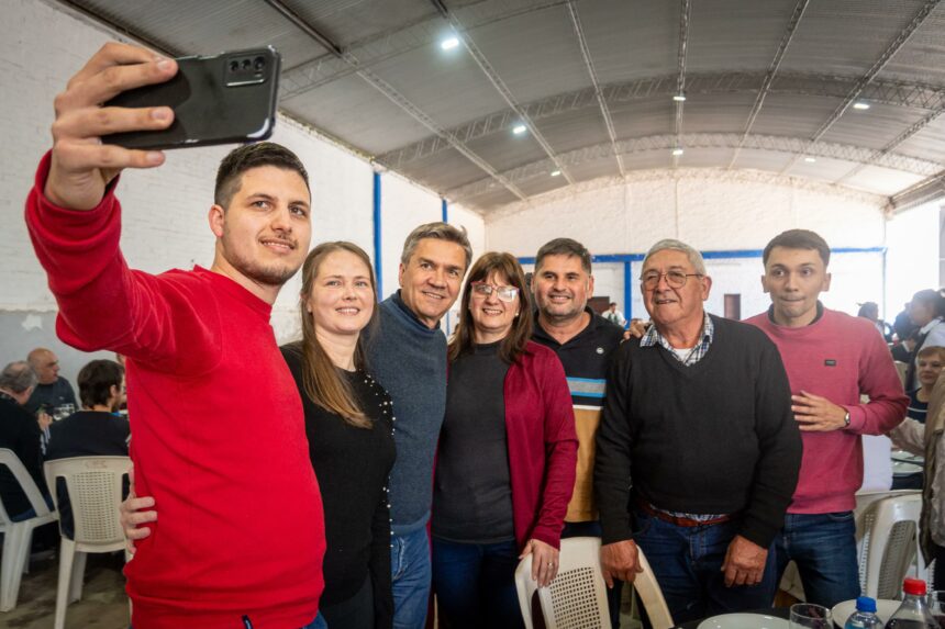 San Bernardo: El Gobernador Zdero Entregó Una Maquinaria Para El Consorcio Caminero N°60