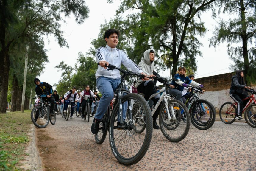 Sáenz Peña: La Promo 2025 inició el mes del Estudiante con la tradicional bicicleteada de la Promo