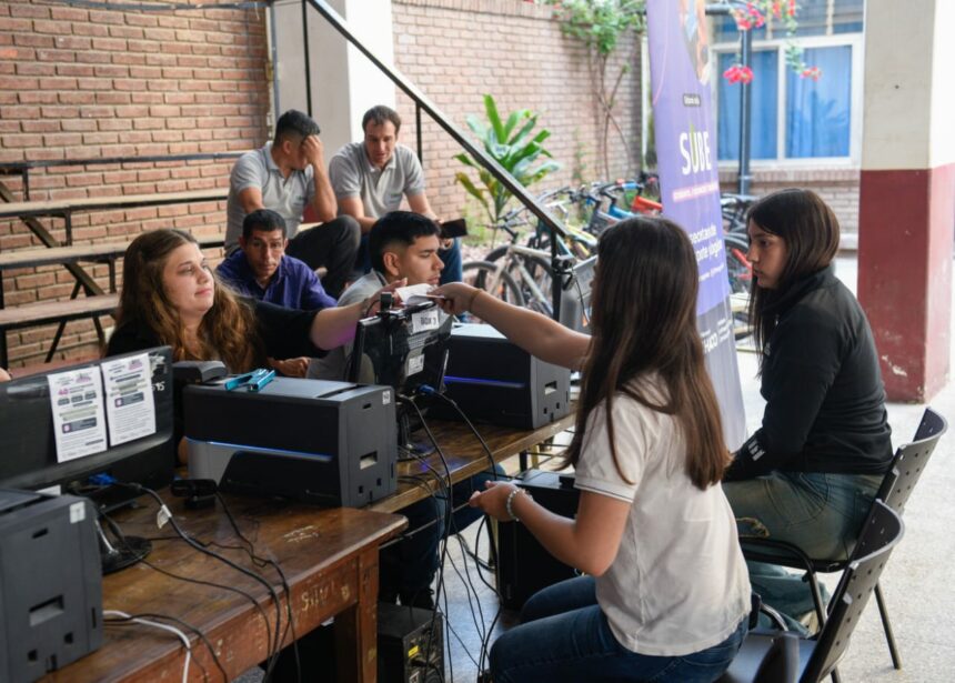 Se realizó un operativo de entrega de tarjetas SUBE Estudiantil en colegios secundarios