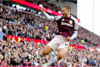 Emiliano Buendía brilló y Aston Villa logró su primer triunfo en la Premier League
