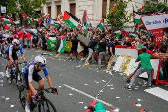 Suspenden la Vuelta de España por incidentes entre la policía y manifestantes pro Palestina