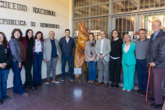 Saenz Peña: El municipio donó una escultura a la E.E.S N°174 República de Honduras