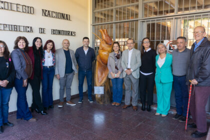 Saenz Peña: El municipio donó una escultura a la E.E.S N°174 República de Honduras