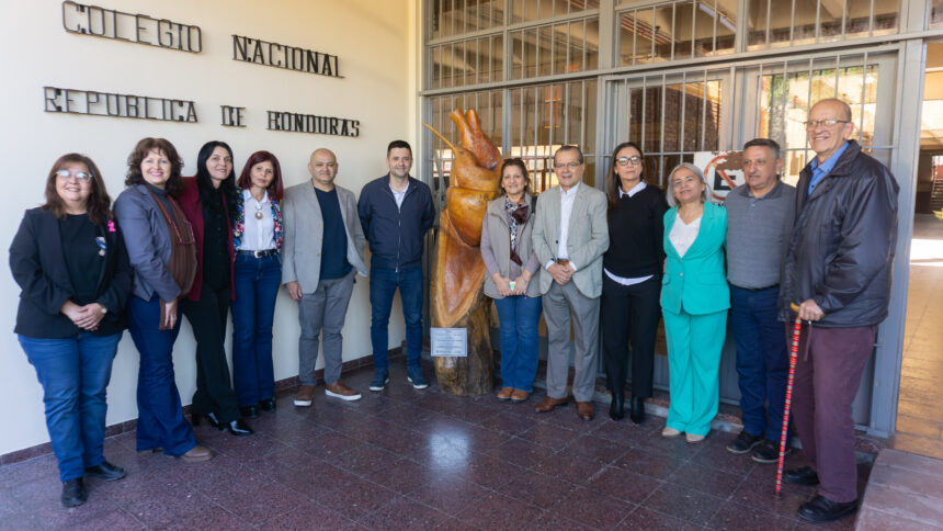 Saenz Peña: El municipio donó una escultura a la E.E.S N°174 República de Honduras