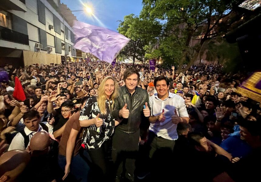 A días de las elecciones, Javier Milei realizó una caravana en Córdoba