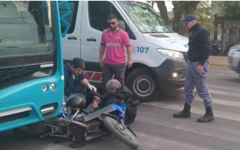 RESISTENCIA: Un Motociclista Resultó Herido Tras Chocar Con Un Colectivo De La Línea 107
