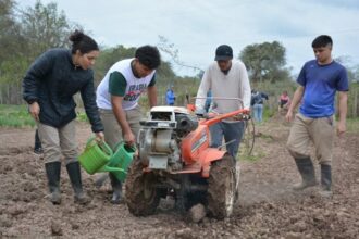 Alumnos de ERAGIA realizaron la huerta para una escuela de la comunidad Wichi en el impenetrable chaqueño