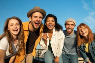 Dormir, reír o meditar: la Inteligencia Artificial reveló cuál es la clave para una vida más feliz