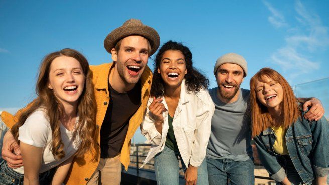 Dormir, reír o meditar: la Inteligencia Artificial reveló cuál es la clave para una vida más feliz