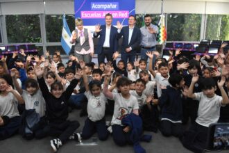 El Gobernador Zdero Entregó Las Primeras Tablets Del Programa Escuelas Alfa En Red Para Intensificar Aprendizajes En Lectura Y Escritura