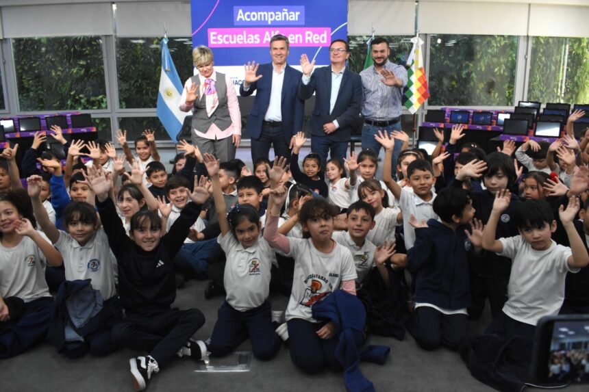 El Gobernador Zdero Entregó Las Primeras Tablets Del Programa Escuelas Alfa En Red Para Intensificar Aprendizajes En Lectura Y Escritura