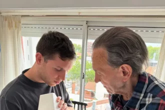 El dispositivo argentino que busca combatir la soledad en adultos mayores mediante Inteligencia Artificial