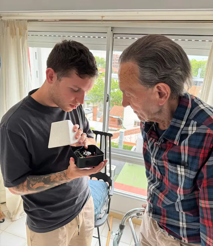 El dispositivo argentino que busca combatir la soledad en adultos mayores mediante Inteligencia Artificial