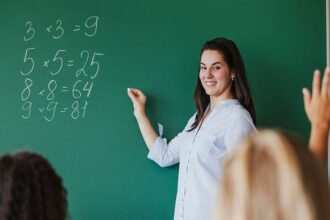 Estos empleos te ayudarán a superar la timidez, según la Inteligencia Artificial