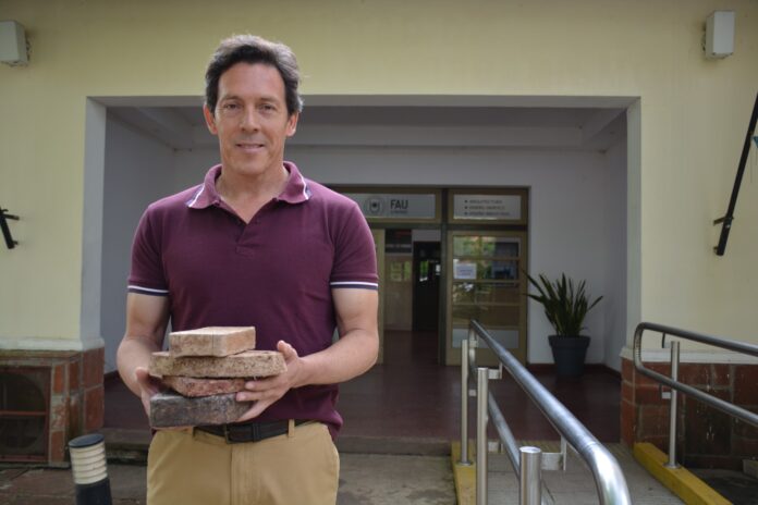 Estudiante de Diseño Industrial de la UNNE ideó un innovador ladrillo ecológico realizado con maples de huevos