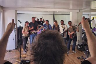 Javier Milei presenta su nuevo libro con un evento masivo y recital