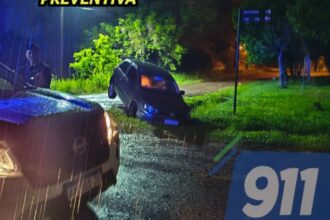 RESISTENCIA: Un Vehículo Cayó al Una Zanja, Debido A La Intensa Lluvia.