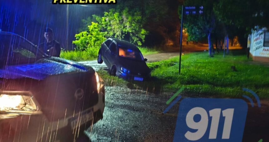 RESISTENCIA: Un Vehículo Cayó al Una Zanja, Debido A La Intensa Lluvia.