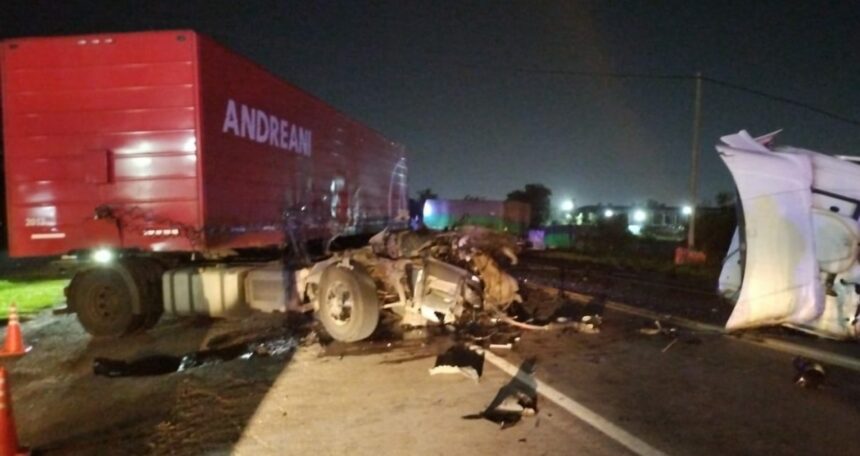 RESISTENCIA: Impactante Choque entre dos Camiones en Ruta 11