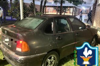 MACHAGAI: Un Automóvil Impactó contra el Muro de una Escuela, el Conductor Resultó Ileso