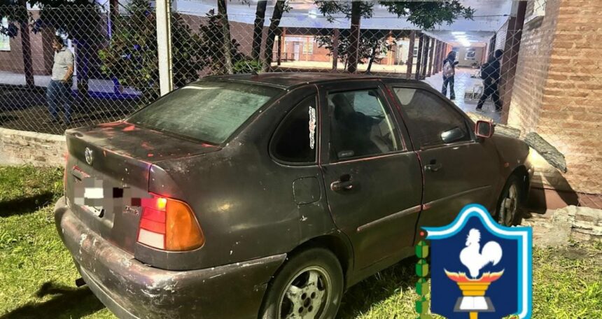 MACHAGAI: Un Automóvil Impactó contra el Muro de una Escuela, el Conductor Resultó Ileso