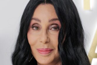 La foto de Cher que emociona a todos sus fans: el antes y después de la cantante en una misma imagen creada por la Inteligencia Artificial