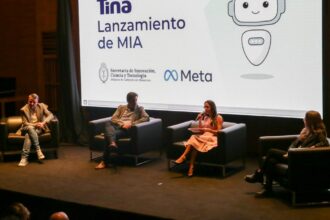 Pymes y emprendedores ya operan trámites con el nuevo agente de IA del Estado a través de WhatsApp