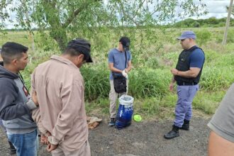 LA LEONESA: Caminaba A La Vera De La Ruta 11 Con Más De Cinco Kilos De Marihuana