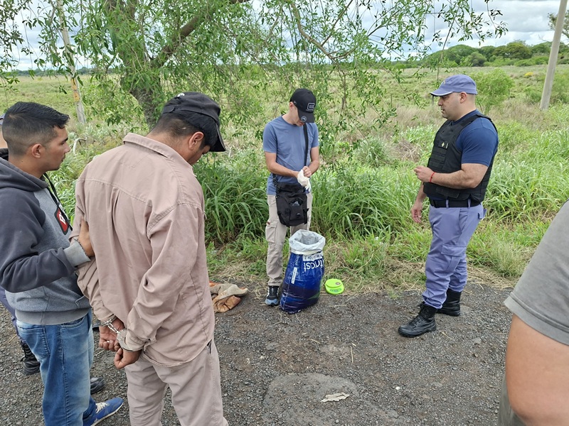LA LEONESA: Caminaba A La Vera De La Ruta 11 Con Más De Cinco Kilos De Marihuana