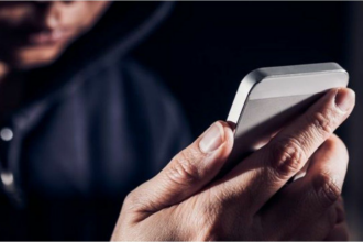 Un hombre fue condenado por crear y difundir deepfakes porno de más de 80 mujeres en Santa Fe