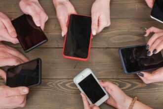 Una ciudad impuso una inédita restricción al uso de celulares: solo dos horas por día