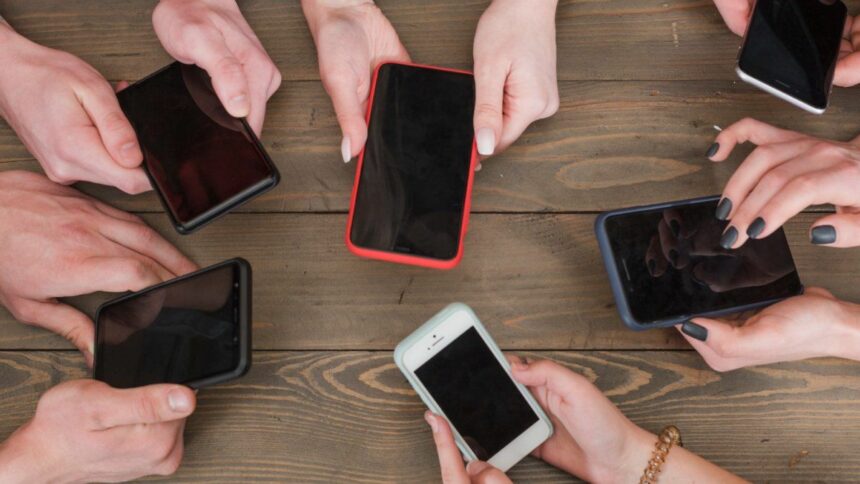 Una ciudad impuso una inédita restricción al uso de celulares: solo dos horas por día