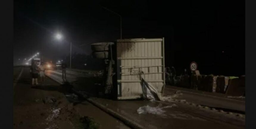 CHACO: Ruta 16: Volcó Un Camión Que Transportaba Lácteos, El Chofer Resultó Ileso