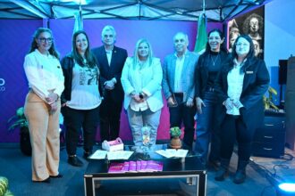 “Unidos por la dislexia”: la Legislatura se sumó a la campaña internacional iluminando su stand en la Feria del Libro