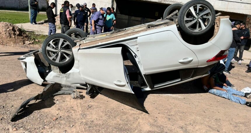 RESISTENCIA:  Tras Cinematográfica Persecución Y Vuelco Detienen A Tres Hombres Que Habían Robado Un Auto