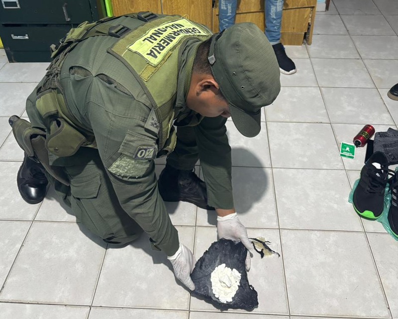 CHACO: Detienen A Pasajero De Un Ómnibus Por Trasladar Un Envoltorio Con Cocaína Oculto En Una Zapatilla