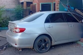 NAPENAY: Un Auto Terminó Dentro De Una Casa