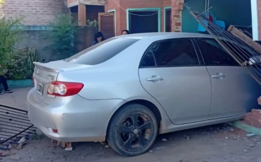 NAPENAY: Un Auto Terminó Dentro De Una Casa