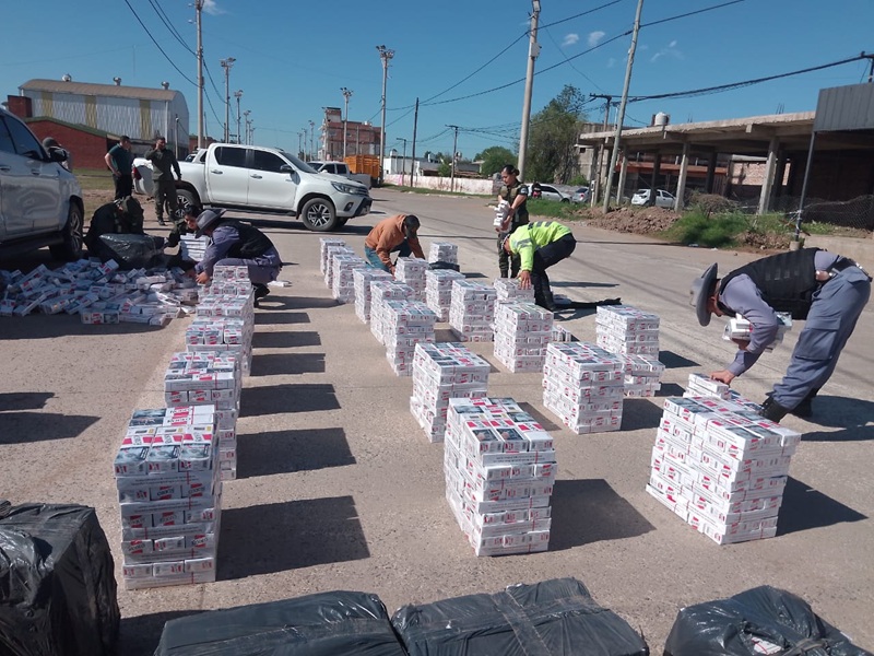 ROCA: Secuestran Camioneta Con Más De 40 Cajas De Cigarrillos De Contrabando Tras Una Persecución