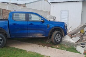 SÁENZ PEÑA: Conductora Perdió El Control De Su Camioneta Y Chocó Contra Una Casa