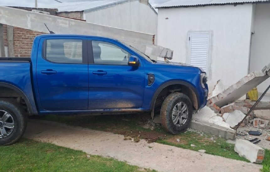 SÁENZ PEÑA: Conductora Perdió El Control De Su Camioneta Y Chocó Contra Una Casa