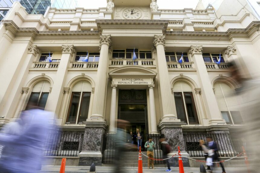 El comunicado del Banco Central luego de que Mercado Pago y otras fintech dejaran de vender dólar oficial